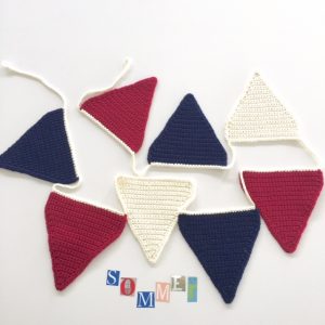 Wimpelgirlande häkeln – Mit 3 Knäueln zur maritimen Sommerdeko