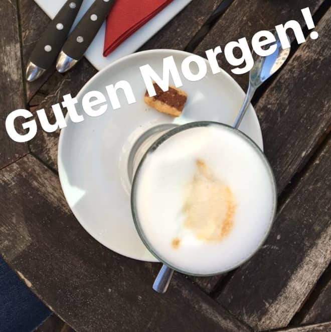 Kaffee, Leckereien und draußen in der Sonne sitzen